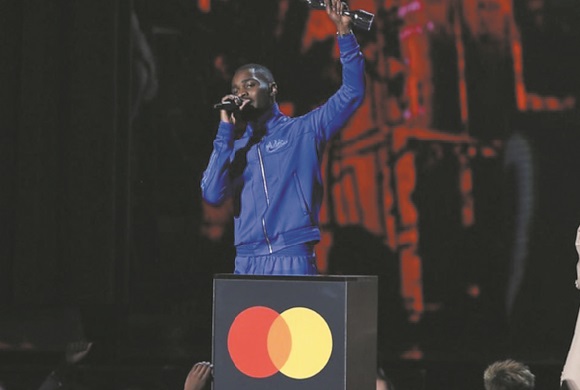 L'album engagé du rappeur Dave rafle la mise aux Brit Awards