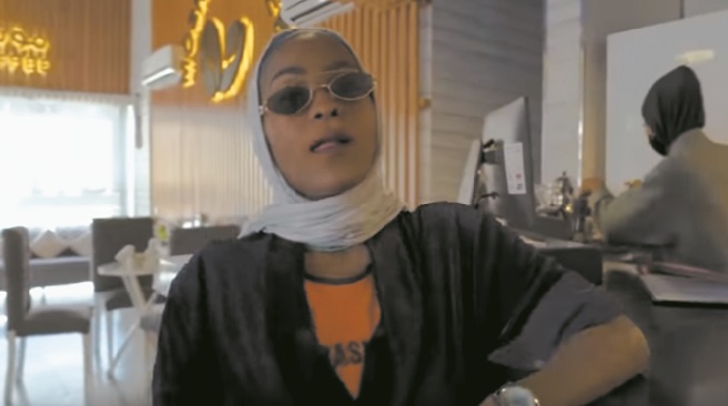 Les autorités de La Mecque appellent à arrêter une jeune rappeuse Les autorités de La Mecque appellent à arrêter une jeune rappeuse