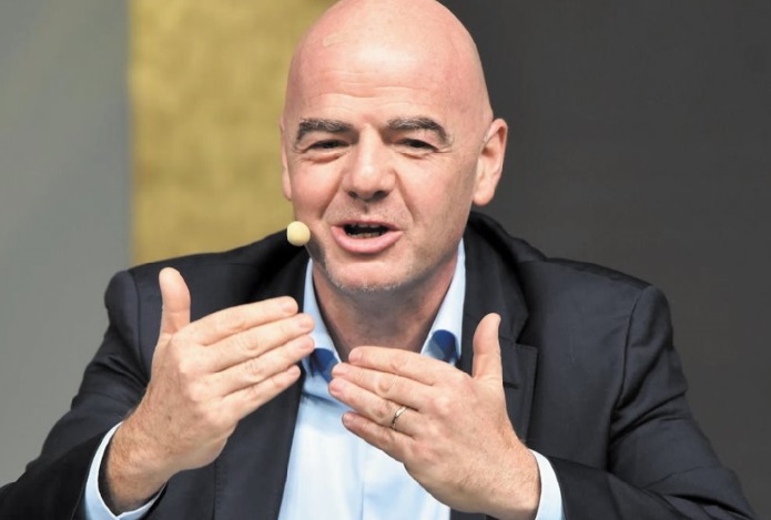 Infantino poursuit son chemin malgré la fronde qui monte