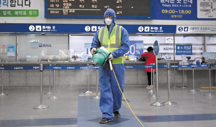 Le coronavirus se répand dans le monde mais tue moins en Chine Le coronavirus se répand dans le monde mais tue moins en Chine