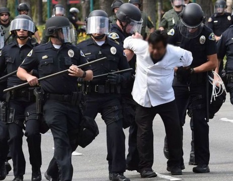 Les policiers blancs utilisent plus leur arme que les noirs aux USA
