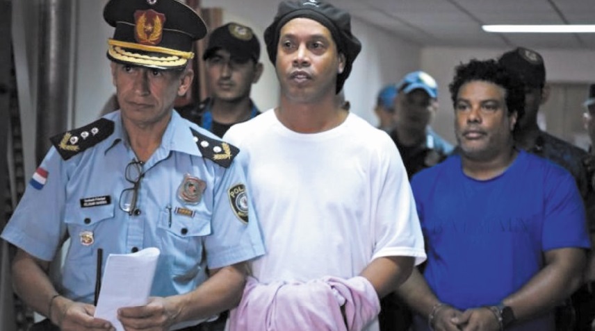 Ronaldinho passe sa troisième nuit derrière les barreaux Ronaldinho passe sa troisième nuit derrière les barreaux