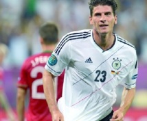 Gomez, le Torero est dans l'arène Gomez, le Torero est dans l'arène