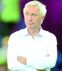 Van Marwijk: “Notre équipe a été meilleure que le Danemark” Van Marwijk: “Notre équipe a été meilleure que le Danemark”