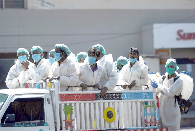 La planète se claquemure et guette le pic de l'épidémie