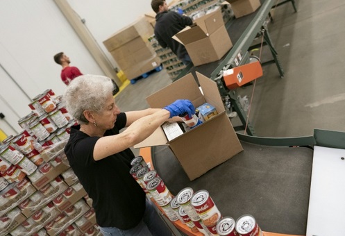 Avec le confinement, les banques alimentaires américaines manquent de bras et d'argent Avec le confinement, les banques alimentaires américaines manquent de bras et d'argent