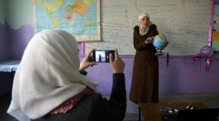 Dans une Syrie dévastée, le pari ardu de l'éducation en ligne face au virus Dans une Syrie dévastée, le pari ardu de l'éducation en ligne face au virus