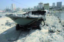Israël poursuit ses violences: La marine israélienne bombarde des chalutiers palestiniens à Gaza Israël poursuit ses violences: La marine israélienne bombarde des chalutiers palestiniens à Gaza