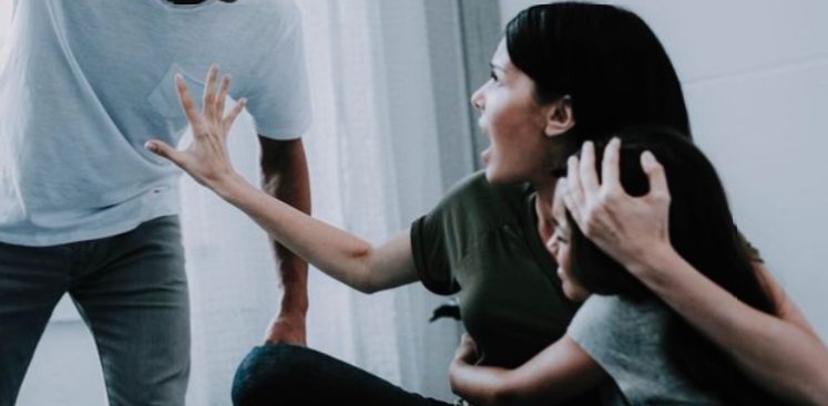 Les femmes prises entre le marteau et l’enclume Les femmes prises entre le marteau et l’enclume