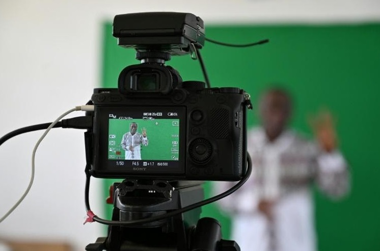 La télévision comme tableau noir pour les élèves et étudiants africains