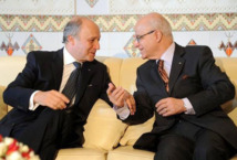 Fabius à Alger pour sa première visite dans un pays arabe Fabius à Alger pour sa première visite dans un pays arabe