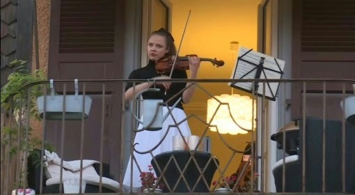 Sur son balcon suisse, la violoniste Alexandra Conunova sauve les âmes Sur son balcon suisse, la violoniste Alexandra Conunova sauve les âmes