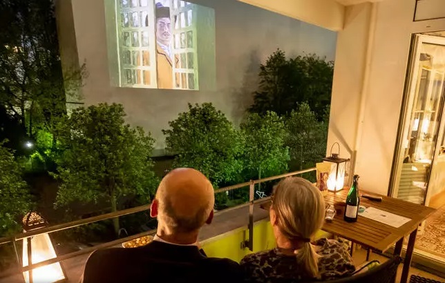 Berlin tue l'ennui du confinement avec la projection de films dans les cours d'immeubles Berlin tue l'ennui du confinement avec la projection de films dans les cours d'immeubles
