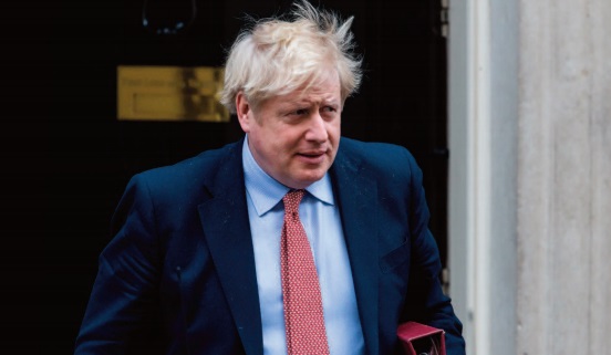 Boris Johnson, de la décontraction à la fermeté face au coronavirus