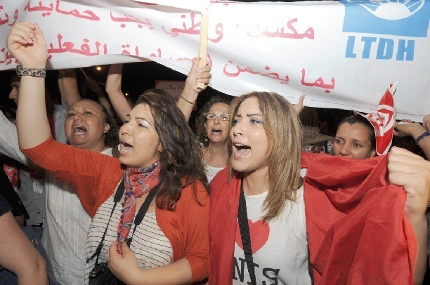 Report de l’adoption du texte constitutionnel en Tunisie : Manifestations pour les femmes et contre Ennahda à Tunis Report de l’adoption du texte constitutionnel en Tunisie : Manifestations pour les femmes et contre Ennahda à Tunis