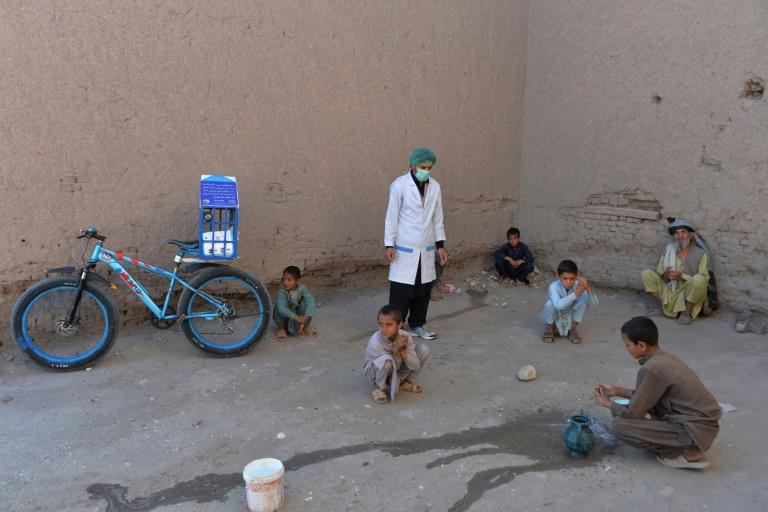 Du porte-à-porte en vélo contre le virus en Afghanistan