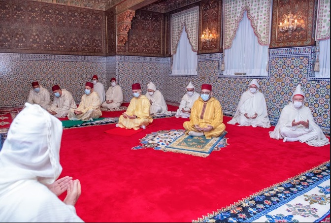 S.M le Roi accomplit la prière de l'Aïd Al-Fitr S.M le Roi accomplit la prière de l'Aïd Al-Fitr