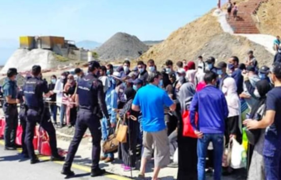 Vers le rapatriement d’une autre centaine de Marocains bloqués à Sebta Vers le rapatriement d’une autre centaine de Marocains bloqués à Sebta