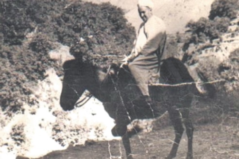 Cheikh Mohammed Himmi dans la vallée de Tifnout, environ en 1950 . Cheikh Mohammed Himmi dans la vallée de Tifnout, environ en 1950 .
