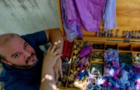 En Tunisie, un passionné de la pourpre ressuscite ce pigment antique En Tunisie, un passionné de la pourpre ressuscite ce pigment antique