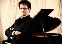 Marouan Benabdellah: "Au piano, je vis ma passion et continue à chercher la vérité qui se trouve dans la partition" Marouan Benabdellah: "Au piano, je vis ma passion et continue à chercher la vérité qui se trouve dans la partition"