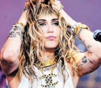 Miley Cyrus prête à renfiler la perruque d'Hannah Montana Miley Cyrus prête à renfiler la perruque d'Hannah Montana