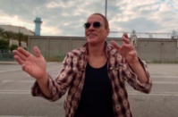 Pour Ultrarêve, son nouveau titre, Aaron fait danser Jean-Claude Van Damme Pour Ultrarêve, son nouveau titre, Aaron fait danser Jean-Claude Van Damme