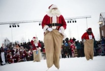 En Laponie, les Pères Noël s'échauffent avant la distribution des cadeaux