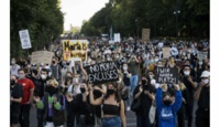 En Allemagne, des milliers de manifestants demandent à l'UE de prendre en charge les réfugiés