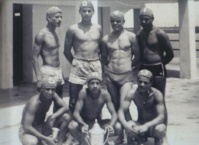 Equipe de waterpolo d’El Jadida en 1961. Debout : Sellam, Abdelhay Ouafi, Abderrahim Belkhayat, et Ahmed Lamssaouber. Assis : Bouchaib Ould El-Attar, Mohammed Rhribil tient la coupe et Kacem Belkhayat.