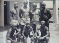 Equipe de waterpolo d’El Jadida en 1961. Debout : Sellam, Abdelhay Ouafi, Abderrahim Belkhayat, et Ahmed Lamssaouber. Assis : Bouchaib Ould El-Attar, Mohammed Rhribil tient la coupe et Kacem Belkhayat. Equipe de waterpolo d’El Jadida en 1961. Debout : Sellam, Abdelhay Ouafi, Abderrahim Belkhayat, et Ahmed Lamssaouber. Assis : Bouchaib Ould El-Attar, Mohammed Rhribil tient la coupe et Kacem Belkhayat.
