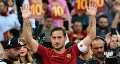 Totti au chevet d’ une jeune femme sortie du coma en l’écoutant Totti au chevet d’ une jeune femme sortie du coma en l’écoutant