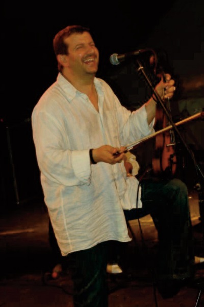 Kamal El Taliani, l’artiste marocain qui a fondé une école dédiée à l’aita à Paris