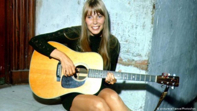 Cinq ans après un anévrisme, la chanteuse Joni Mitchell “lutte ” toujours pour remarcher