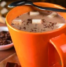 Le chocolat chaud a un meilleur goût dans une tasse orange Le chocolat chaud a un meilleur goût dans une tasse orange
