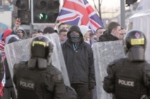 Affrontements entre unionistes et nationalistes à Belfast Affrontements entre unionistes et nationalistes à Belfast