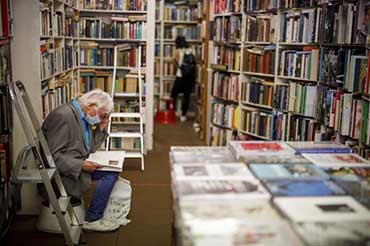 Fermées pour le confinement, les petites librairies anglaises s ’ organisent pour rivaliser avec Amazon