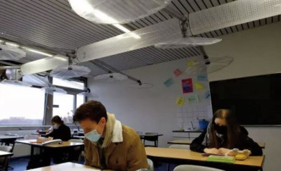 Pour mieux aérer, la solution bricolée d’ une école allemande Pour mieux aérer, la solution bricolée d’ une école allemande