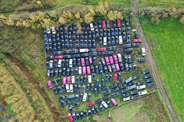 Près de Londres, fleurissent les champs de taxis abandonnés à cause de la pandémie Près de Londres, fleurissent les champs de taxis abandonnés à cause de la pandémie