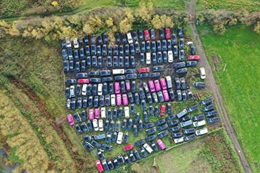 Près de Londres, fleurissent les champs de taxis abandonnés à cause de la pandémie