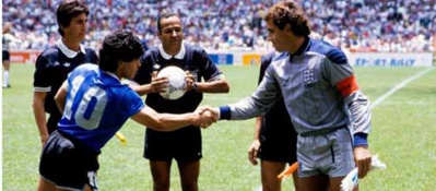Maradona : Un “génie” pour l'arbitre tunisien qui n 'a pas vu sa “ main de Dieu ” Maradona : Un “génie” pour l'arbitre tunisien qui n 'a pas vu sa “ main de Dieu ”
