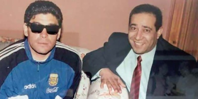 Diego Maradona en compagnie d'Abderrahim Dezzaz en Argentine en 1994.
