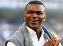 Desailly giffle un journaliste algérien Desailly giffle un journaliste algérien