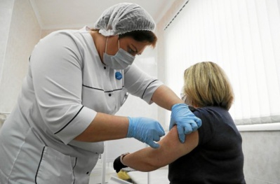 Flambée de la Covid-19 aux Etats-Unis. Moscou vaccine