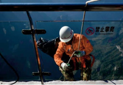 En Chine, des “éboueurs Spiderman ” perchés au-dessus du vide