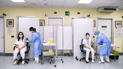 La vaccination lancée dans l'UE, Trump ratifie le plan américain de relance