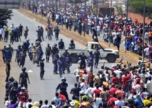 Une manifestation pour la démocratie dégénère en affrontements à Conakry Une manifestation pour la démocratie dégénère en affrontements à Conakry