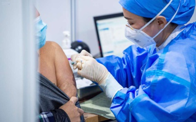 Le Royaume-Uni commence à injecter le vaccin d'AstraZeneca et Oxford Le Royaume-Uni commence à injecter le vaccin d'AstraZeneca et Oxford