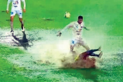 Le Raja défait par une piteuse pelouse Le Raja défait par une piteuse pelouse