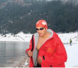 Hassan Baraka réalise une nage de 1.600 mètres en eau glacée